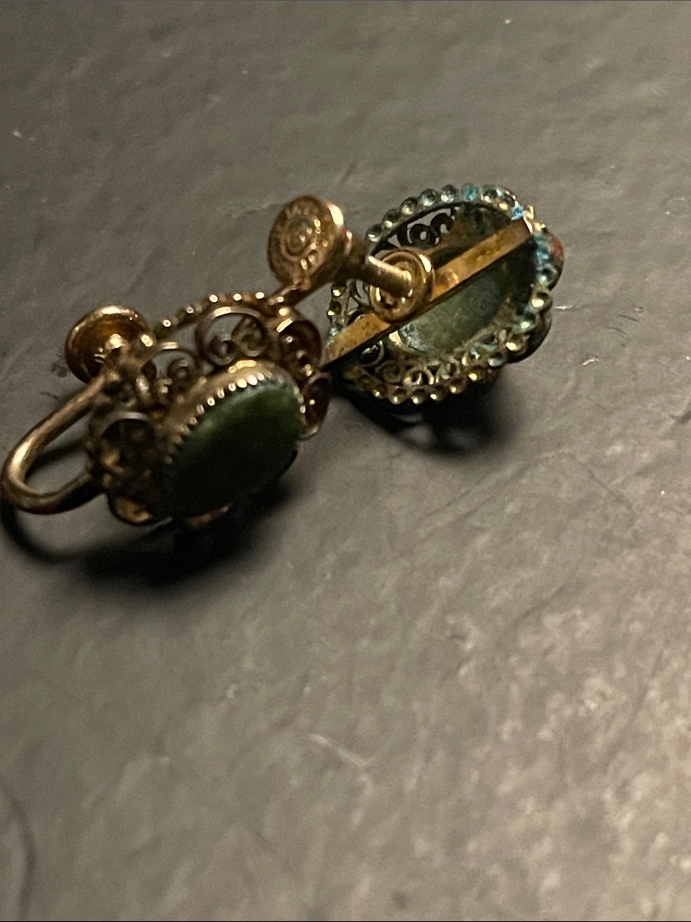 Vintage-Inspired Green sim. Jade Stone Gold Clip-On Earrings